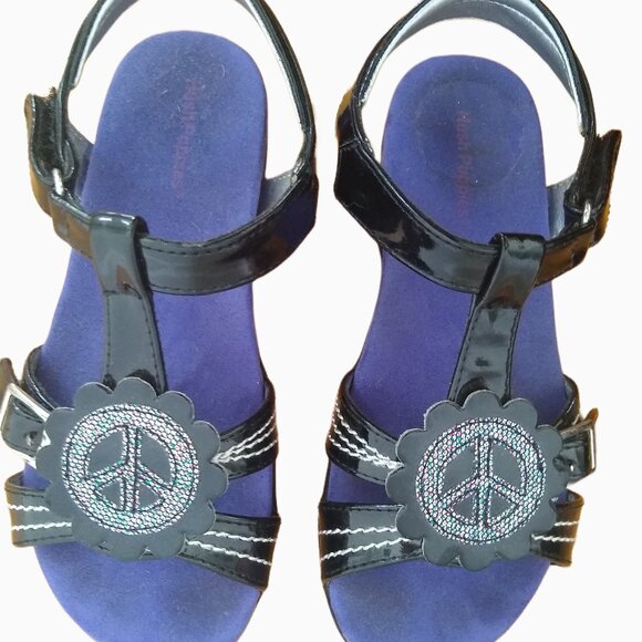 KIDS HUSH PUPPIES BLACK PATENT LEATHER SANDALS W/PEACE SYMBOLS SIZE 1M - Picture 9 of 15